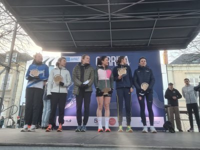 Les six premi&egrave;res femmes du 10 km de la Corrida de Ch&acirc;teau-Gontier 2025. - Cl&eacute;mentine Mari&eacute;