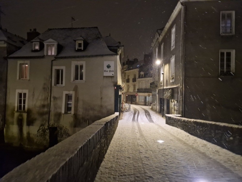 Dans le centre ville, les rues sont recouvertes de neige.&nbsp;