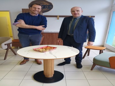 Le maire Richard Chamaret (avec ici &Eacute;douard de Quatrebarbes - Archives) a lanc&eacute; un appel aux professionnels du secteur les pr&eacute;venant de salari&eacute;s cherchant du travail. - Thomas Clavreul