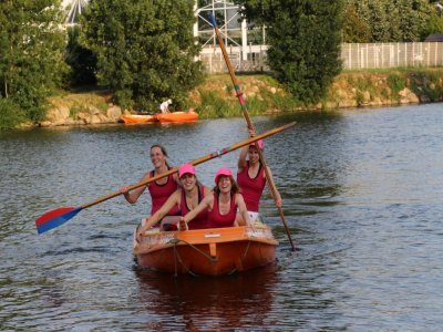 Les membres de l'équipe du centre hospitalier du Haut-Anjou en plein effort pour traverser la Mayenne en barque. - Thomas Gourlin