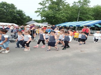 Les plus jeunes élèves ont apprécié danser devant un public venu les encourager - APE